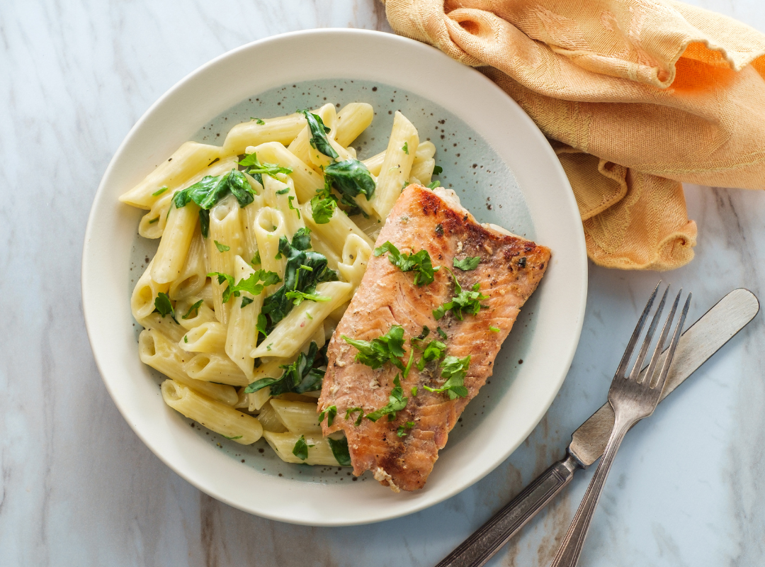 Penne met zalm en romige prei & spinazie saus - recept van The Spice Club