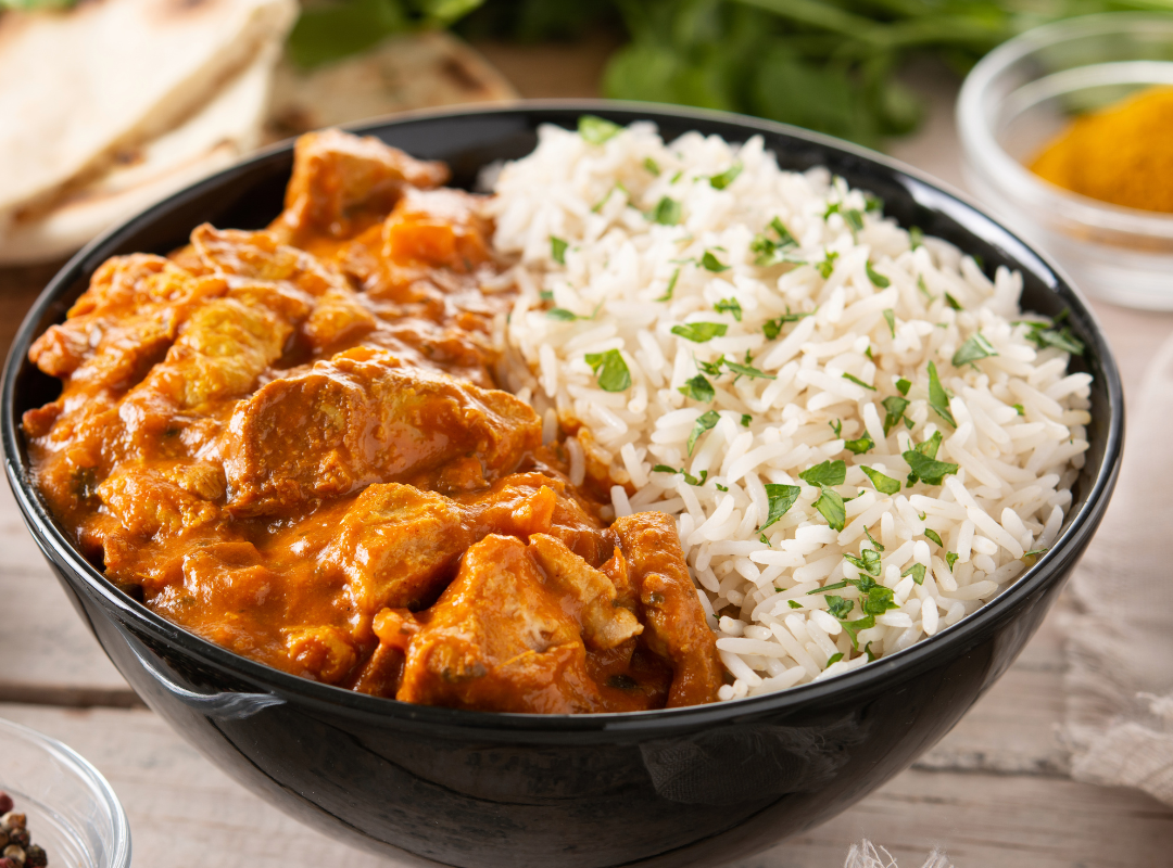 Snelle Kip met Pindasaus en Rijst - recept van The Spice Club