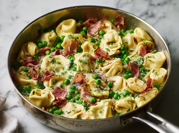 Romige Tortellini met Prosciutto en Doperwten - recept van The Spice Club