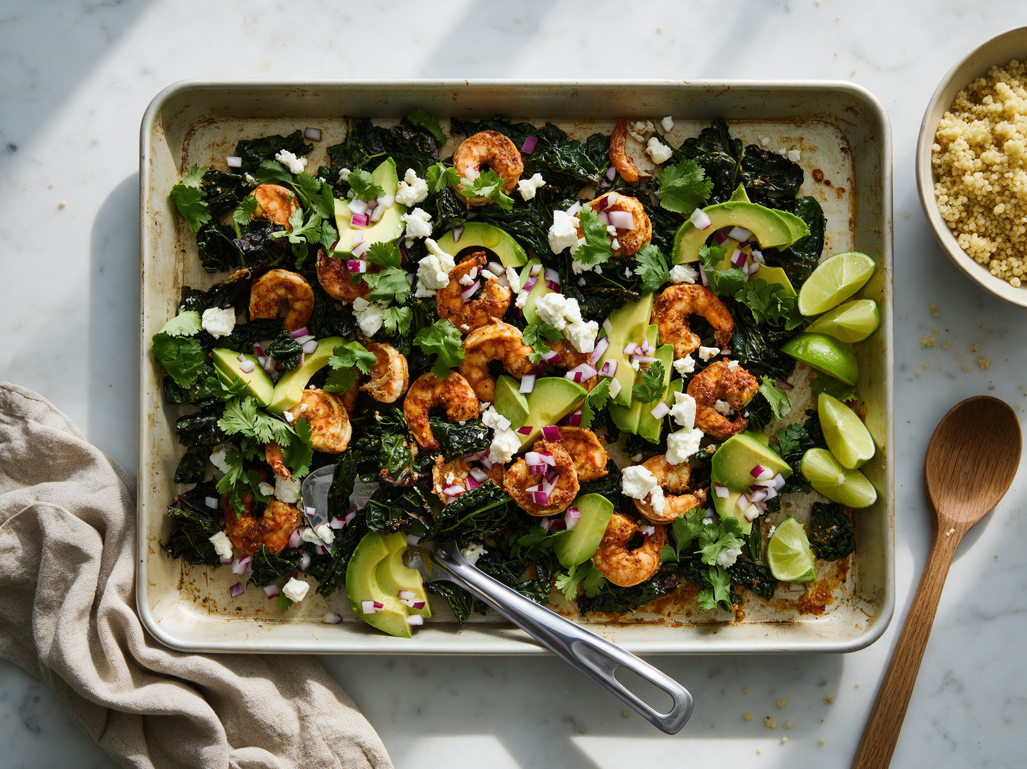 Garnalen uit de oven met snijbiet, avocado en feta