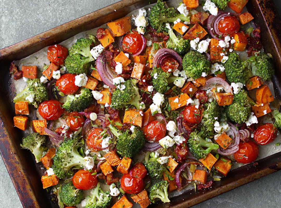 Traybake met broccoli, zoete aardappel en feta