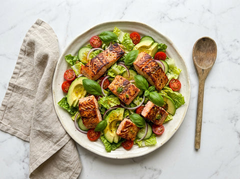 Frisse Salade met Gebakken Zalm en Avocado